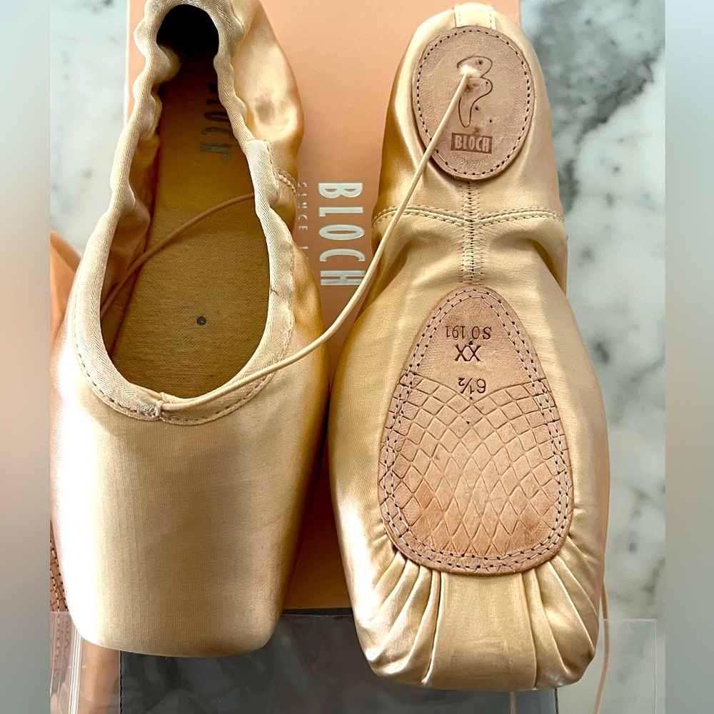 NEW UNWORN BLOCH Elegance Pointe Shoe. Elastic drawstring for comfort